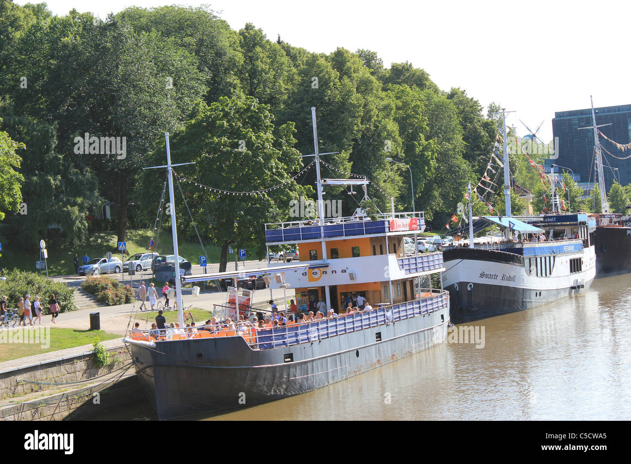 Barche da ristorante sul fiume Aura (Aurajoki) a Turku, Finlandia Foto Stock