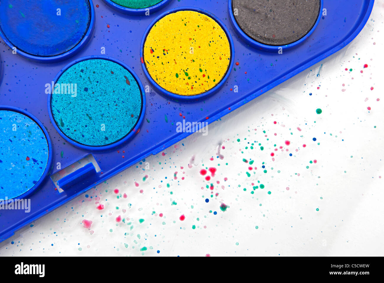 Casella di vernice con acqua-colori e dagli spruzzi di vernice Foto Stock