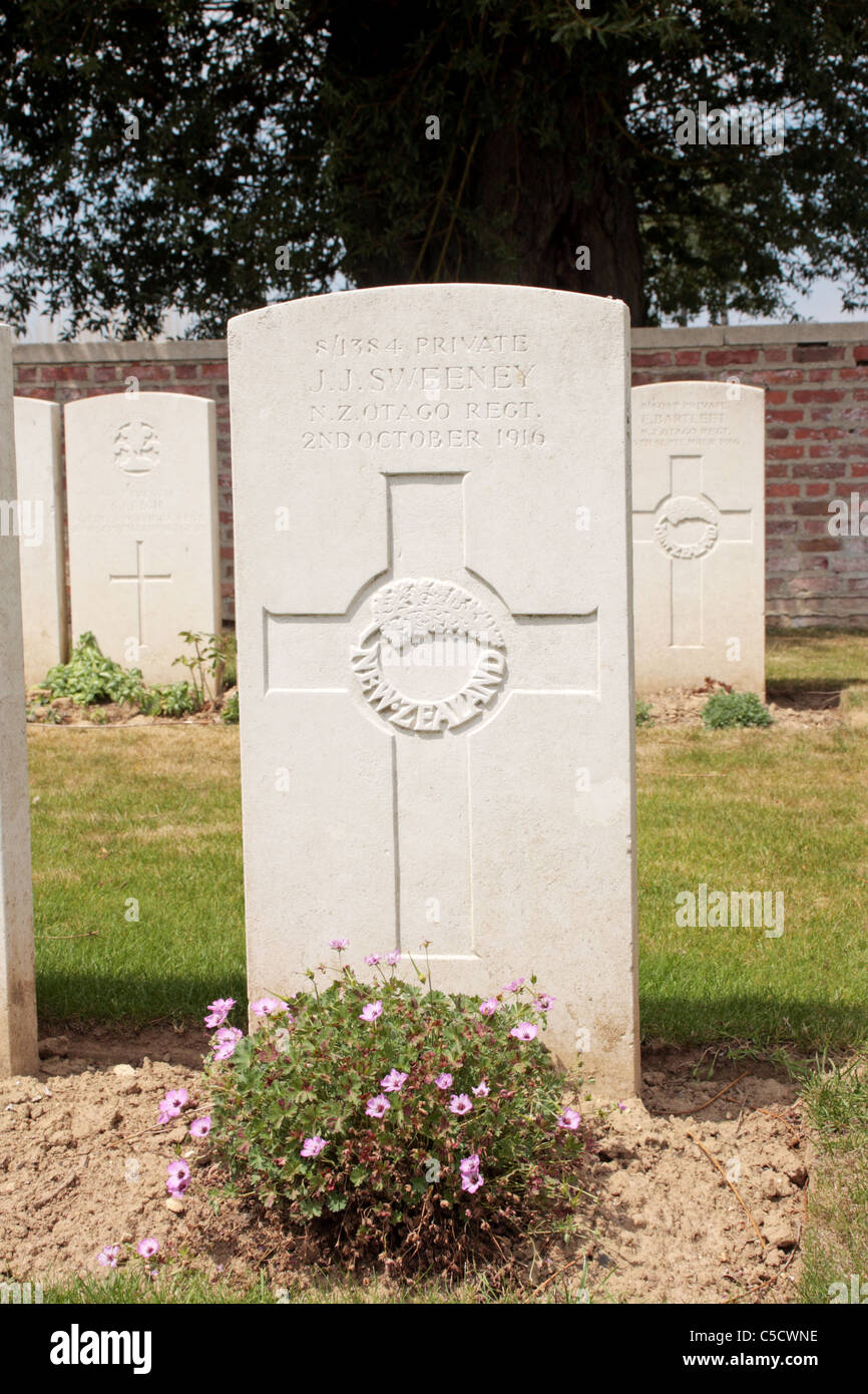 Tomba di J privato Sweeney 1bn reggimento di Otago Nuova Zelanda Dartmoor Cimitero Becordel-Becourt Somme Francia Foto Stock