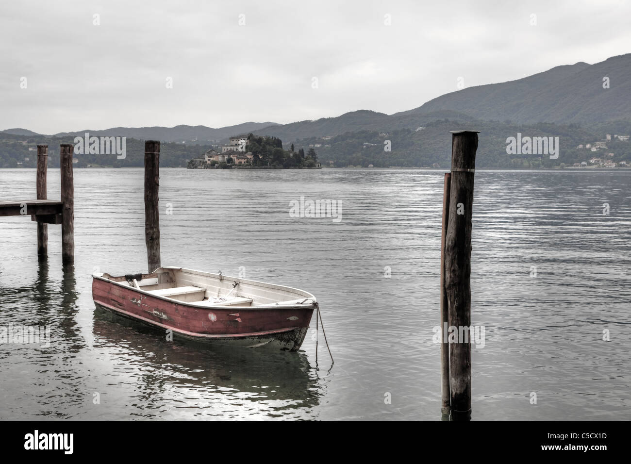 Photo retrò guardare con una barca a remi sul lago d'Orta e vedute dell'isola di San Giulio Foto Stock