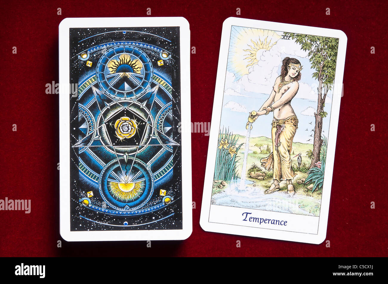 Occultismo divinazione di carte dei tarocchi immagini e fotografie stock ad  alta risoluzione - Alamy