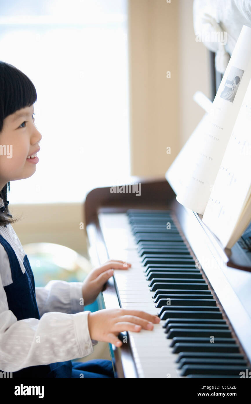 Ragazza suonare il pianoforte Foto Stock