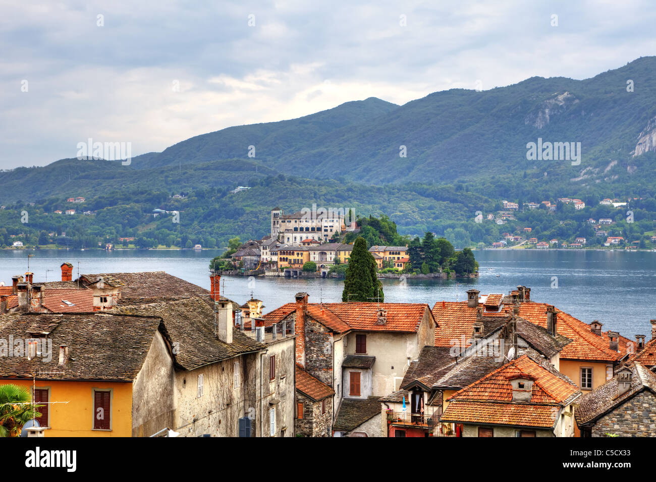 Vista dell'isola di San Giulio nel Lago d'Orta sui tetti di Orta Foto Stock