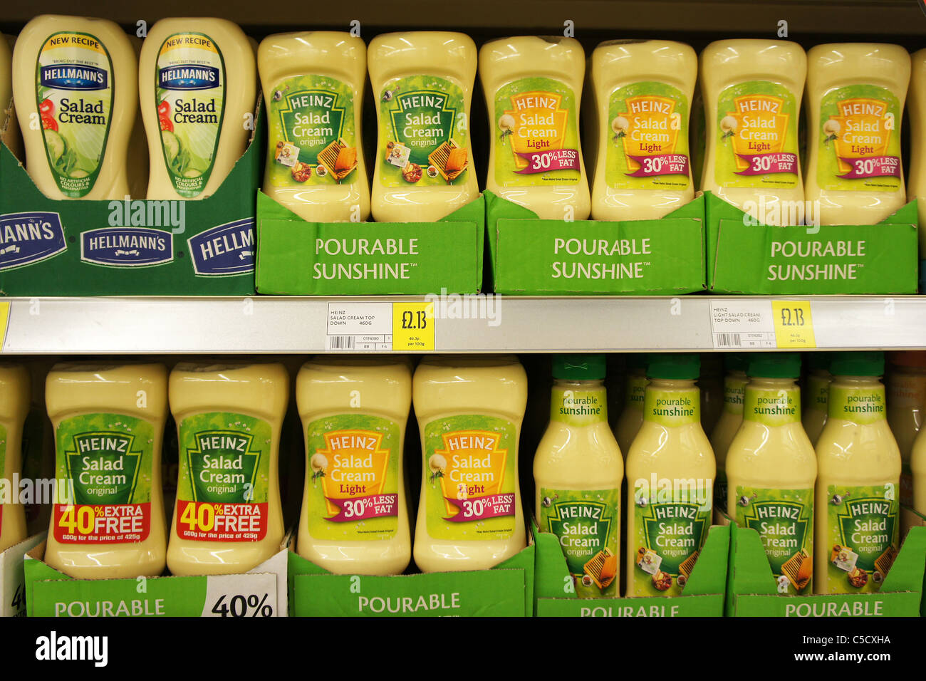 Bottiglie di crema insalata in un supermercato UK Foto Stock