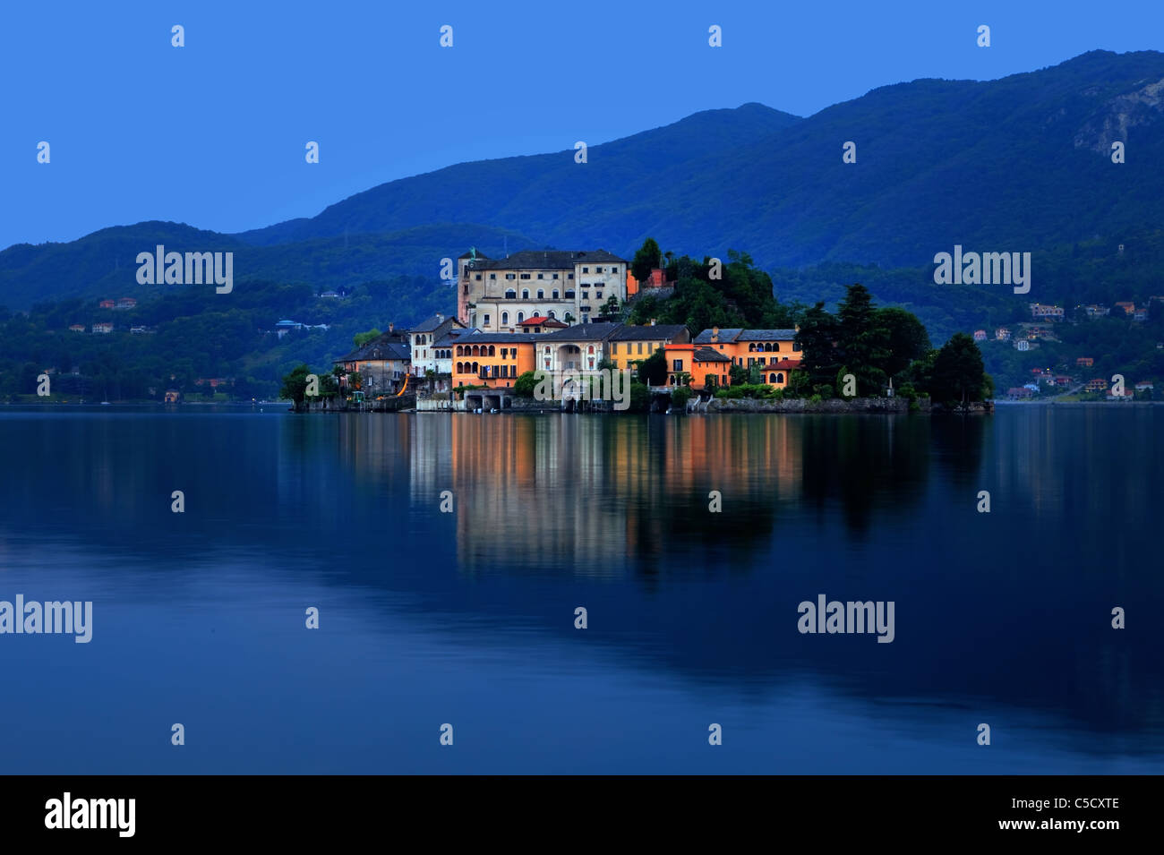 Isola di San Giulio sul Lago d'Orta di sera Foto Stock