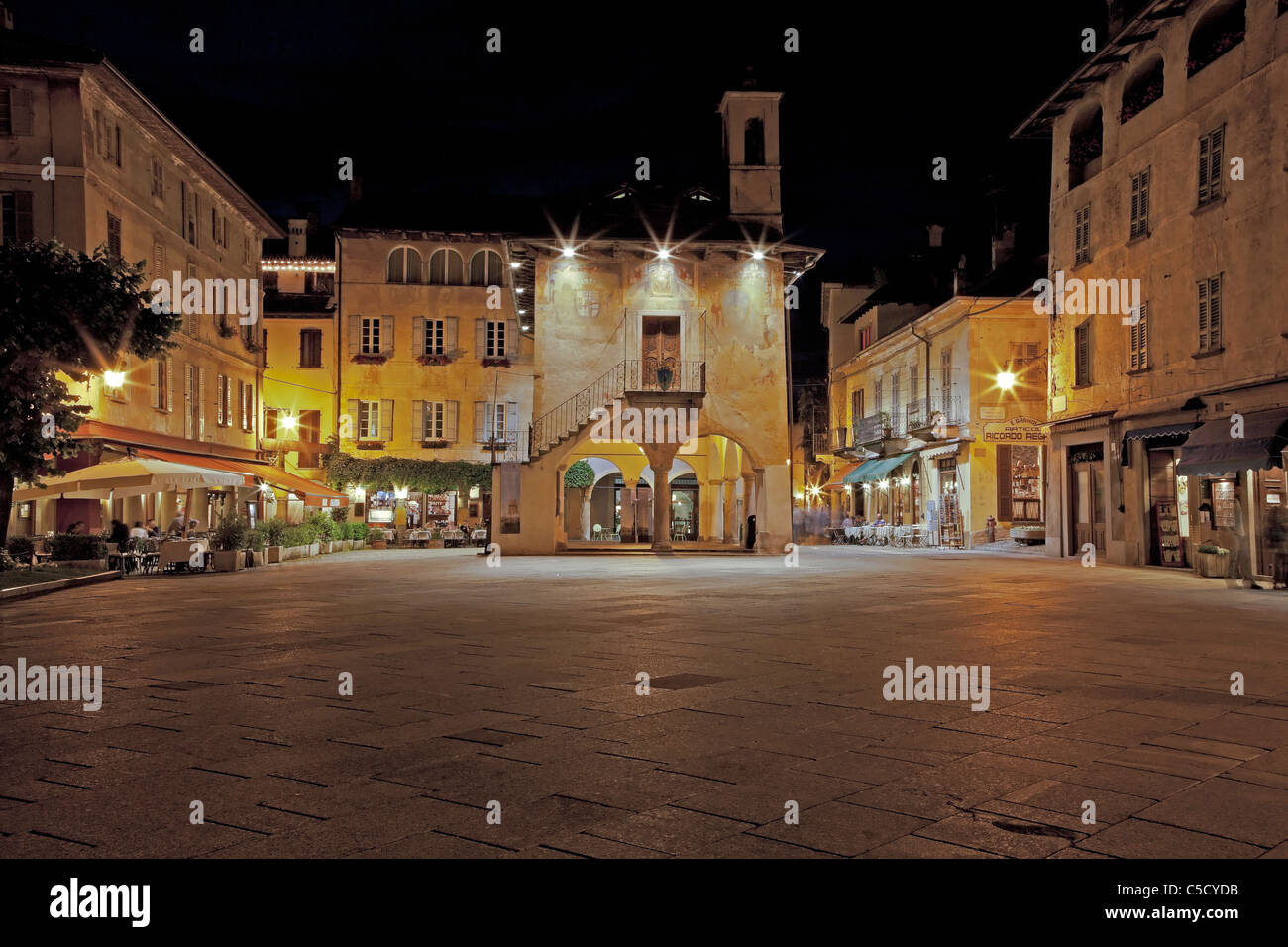 Orta e la piazza della Motta con la comunitá Palazotto nella notte Foto Stock