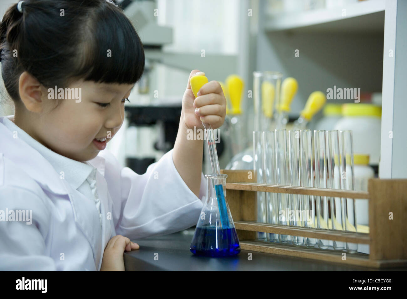 Ragazza fa un lavoro sperimentale in laboratorio di scienze Foto Stock