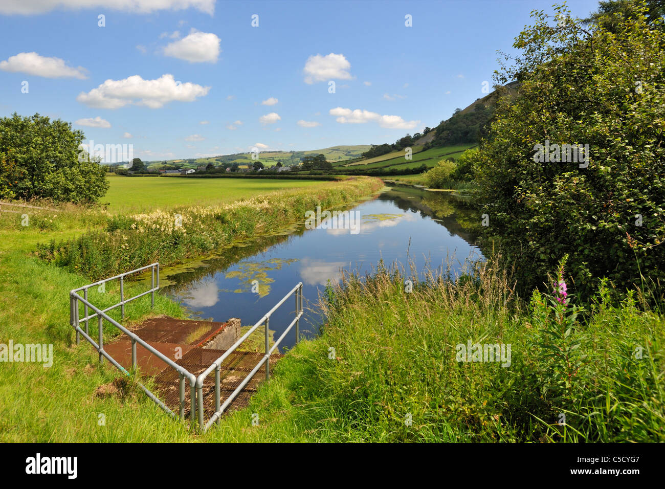 Terminazione del canale in autostrada M6. Raggiungere il nord di Lancaster a Kendal canal. Farleton, Cumbria, Inghilterra, Regno Unito, Europa. Foto Stock