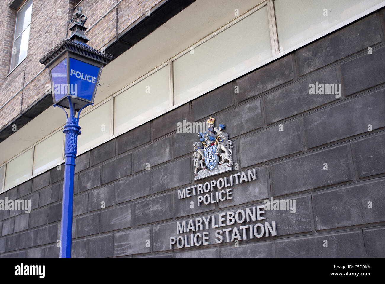 Marylebone a una stazione di polizia a Londra con il blu lampada di polizia Foto Stock