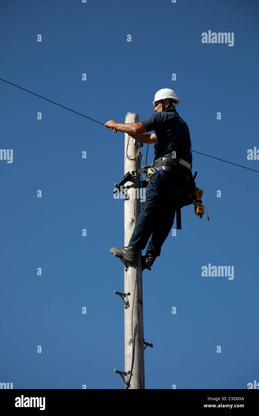 BT Openreach ingegnere palo del telegrafo La riparazione di linea telefonica Mickleton REGNO UNITO Foto Stock