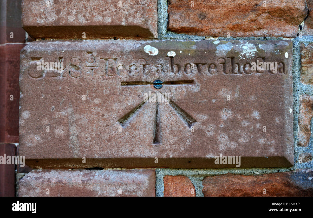 Ordnance Survey benchmark. Chiesa di San Giacomo, Temple Sowerby, Cumbria, England, Regno Unito, Europa. Foto Stock
