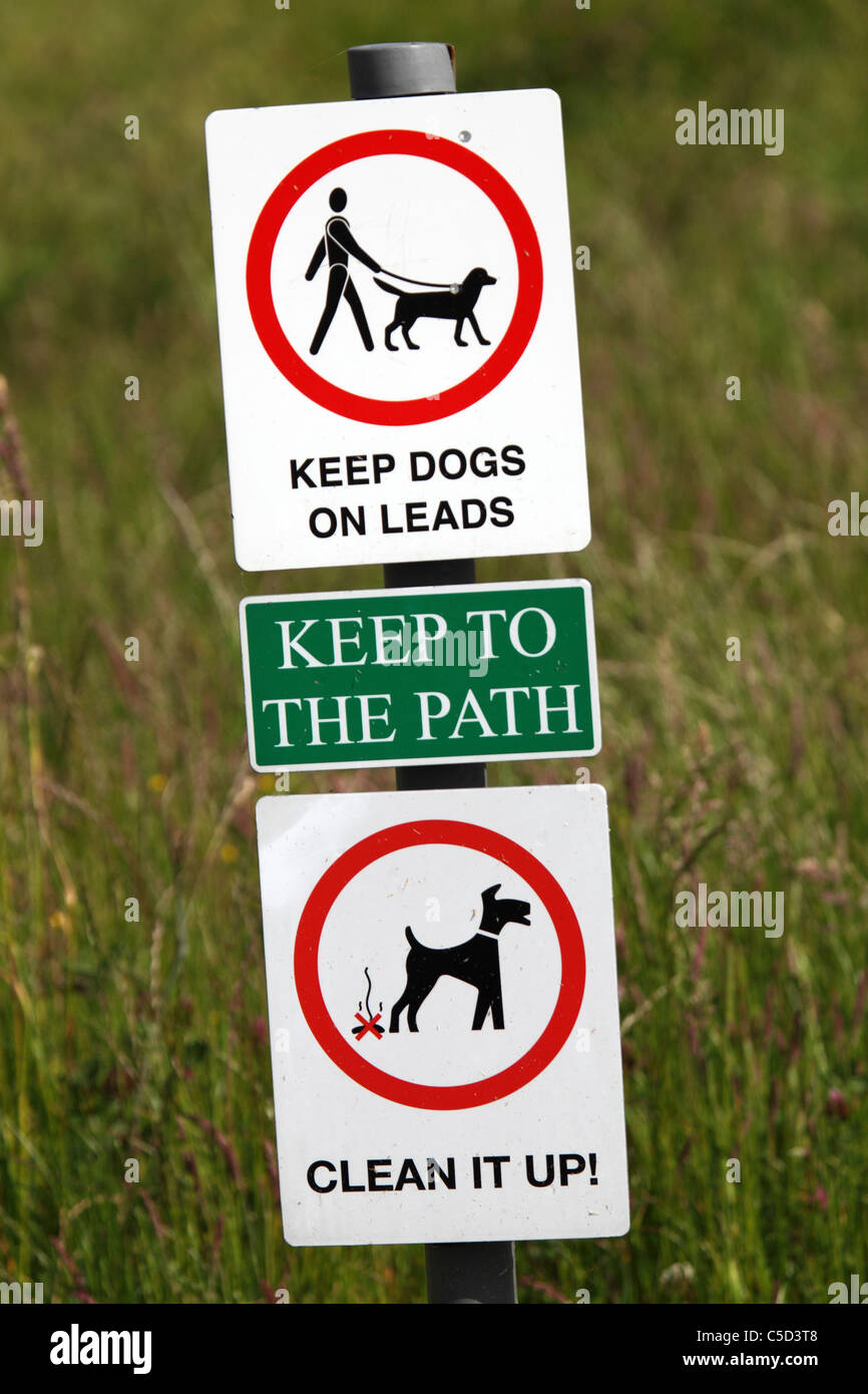 Un segno avverte i proprietari di cani per mantenere il loro cane sul suo guinzaglio a Prati Rainton nella Riserva Naturale del Tyne and Wear, Inghilterra. Foto Stock