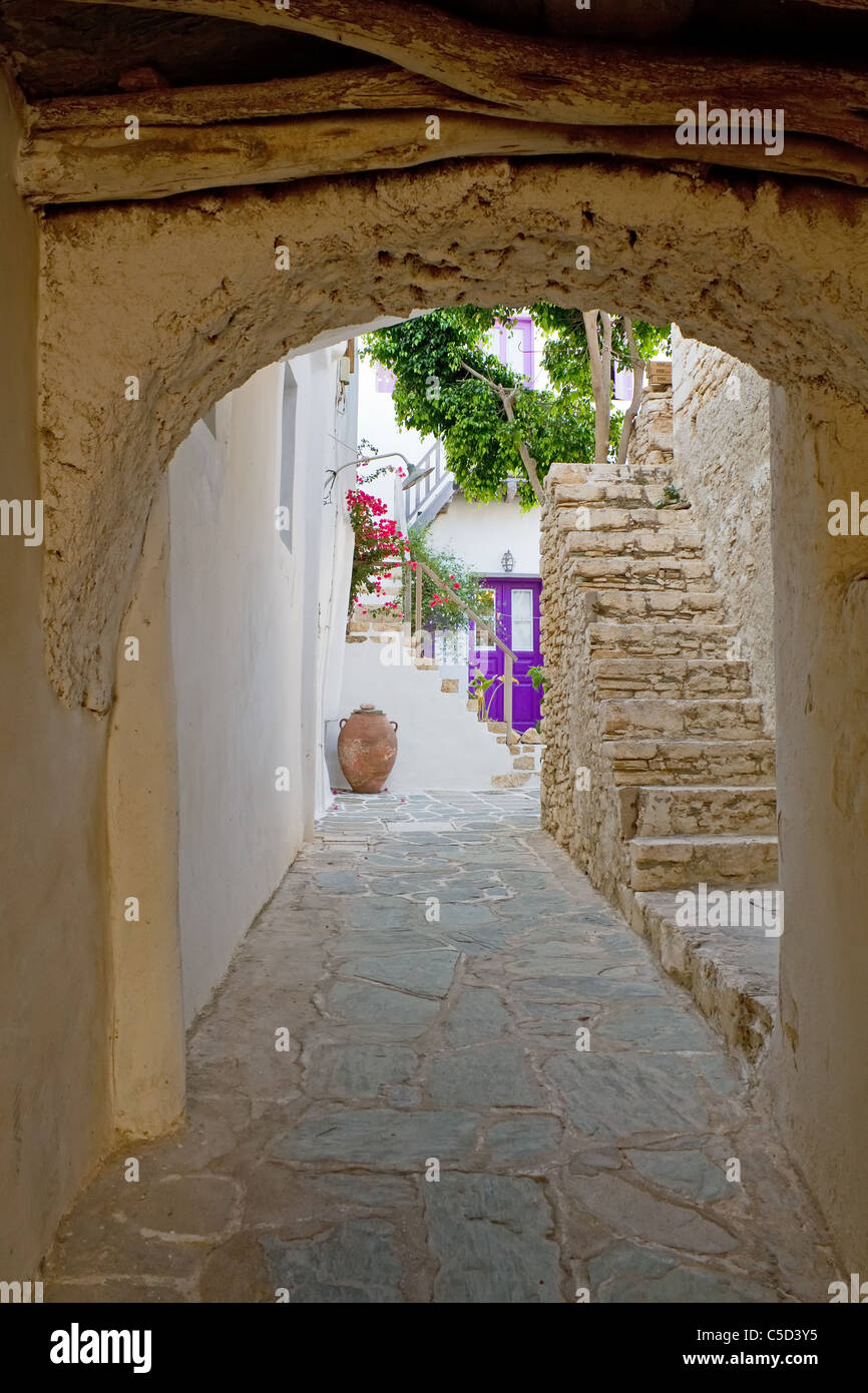 Un vicolo, passando al di sotto di una casa nella parte vecchia della città di Chora, Folegandros island Foto Stock