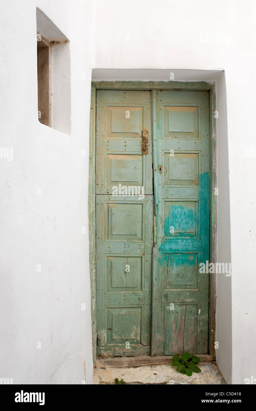 Un dipinto la vecchia porta di una tipica casa bianca nell'isola di Folegandros, Grecia Foto Stock