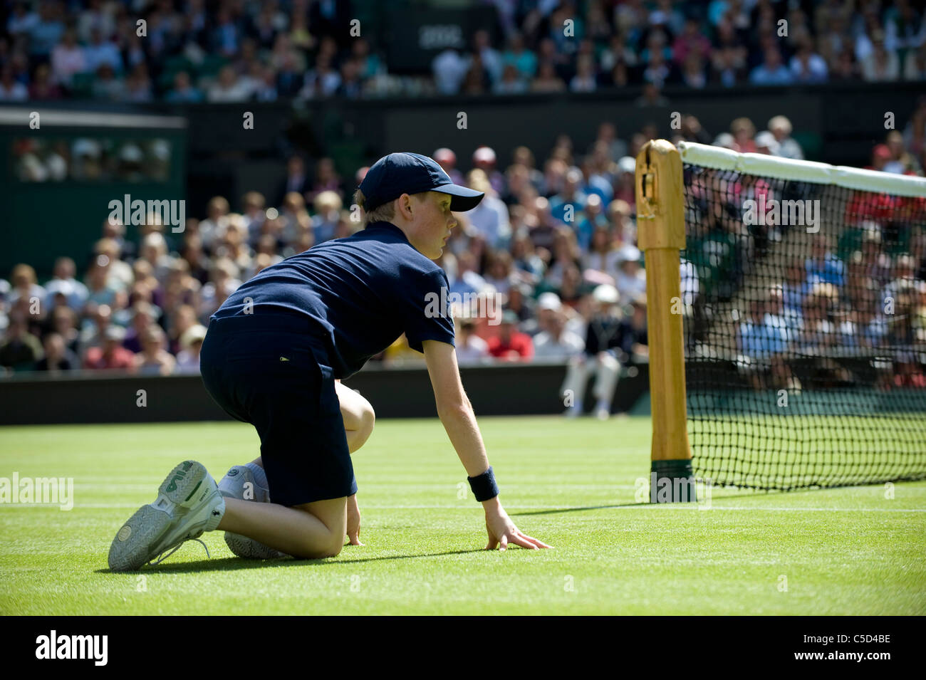 Palla ragazzo al lavoro sul Centre Court durante il 2011 Wimbledon Tennis Championships Foto Stock