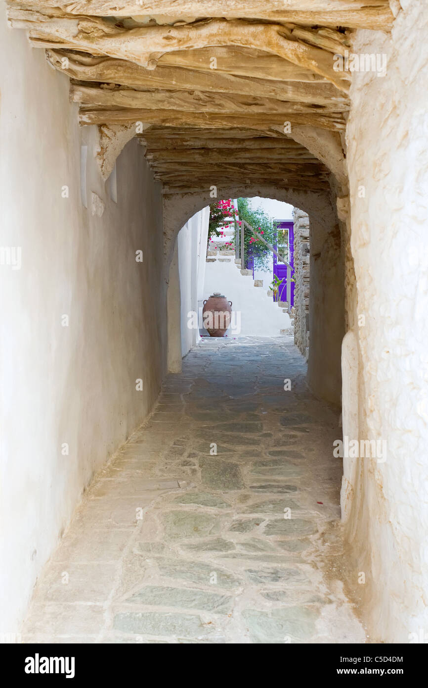 Un tunnel-come vicolo, passando al di sotto di una casa nella parte vecchia della città di Chora, Folegandros island Foto Stock