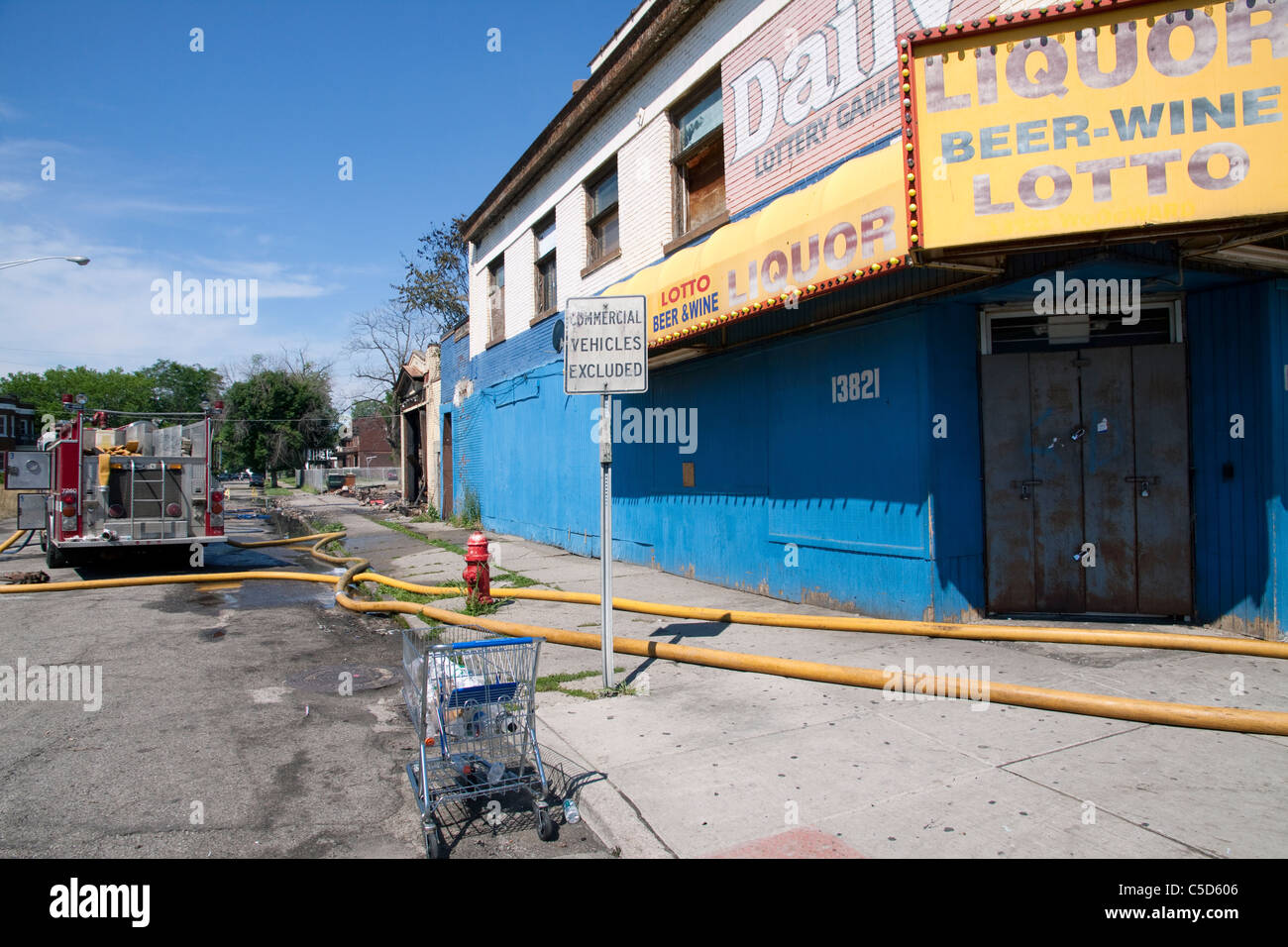 Incendio doloso incendi postumi di vacante in edifici commerciali in Highland Park vicino a Detroit Michigan STATI UNITI Foto Stock