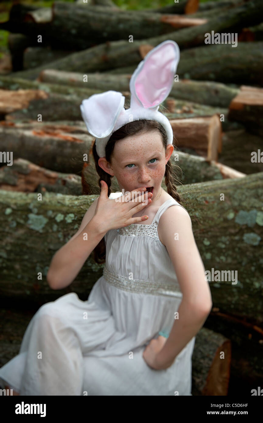 Giovane ragazza in posa con la pasqua il vestito e orecchie di coniglietto. Foto Stock