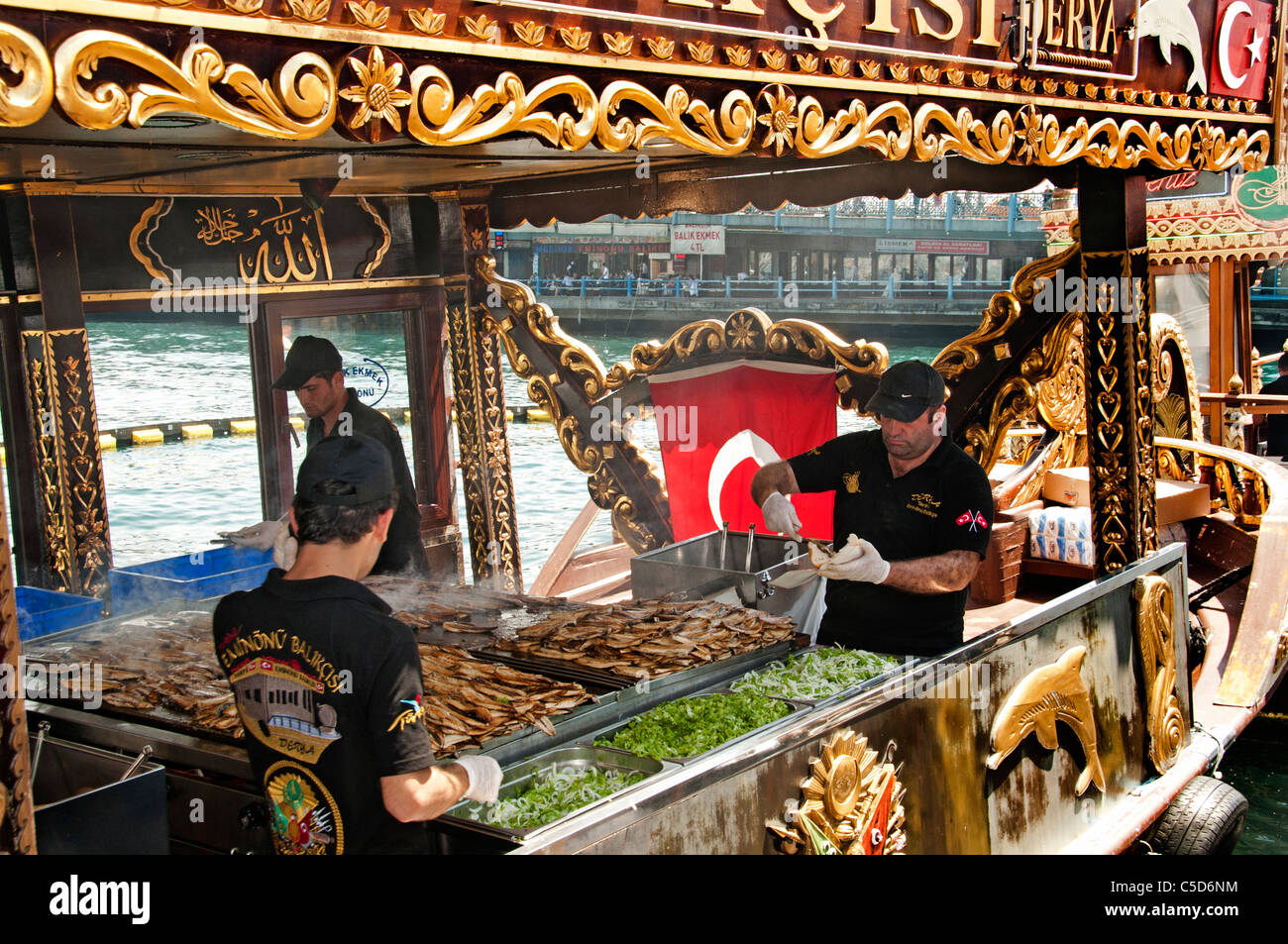 Ristorante Terrazza barche Golden Horn bridge waterfront vendono hot sgombro pesce panini balik ekmek Foto Stock