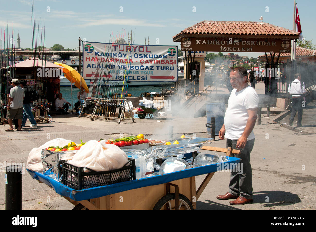 Ristorante Terrazza barche Golden Horn bridge waterfront vendono hot sgombro pesce panini balik ekmek Foto Stock