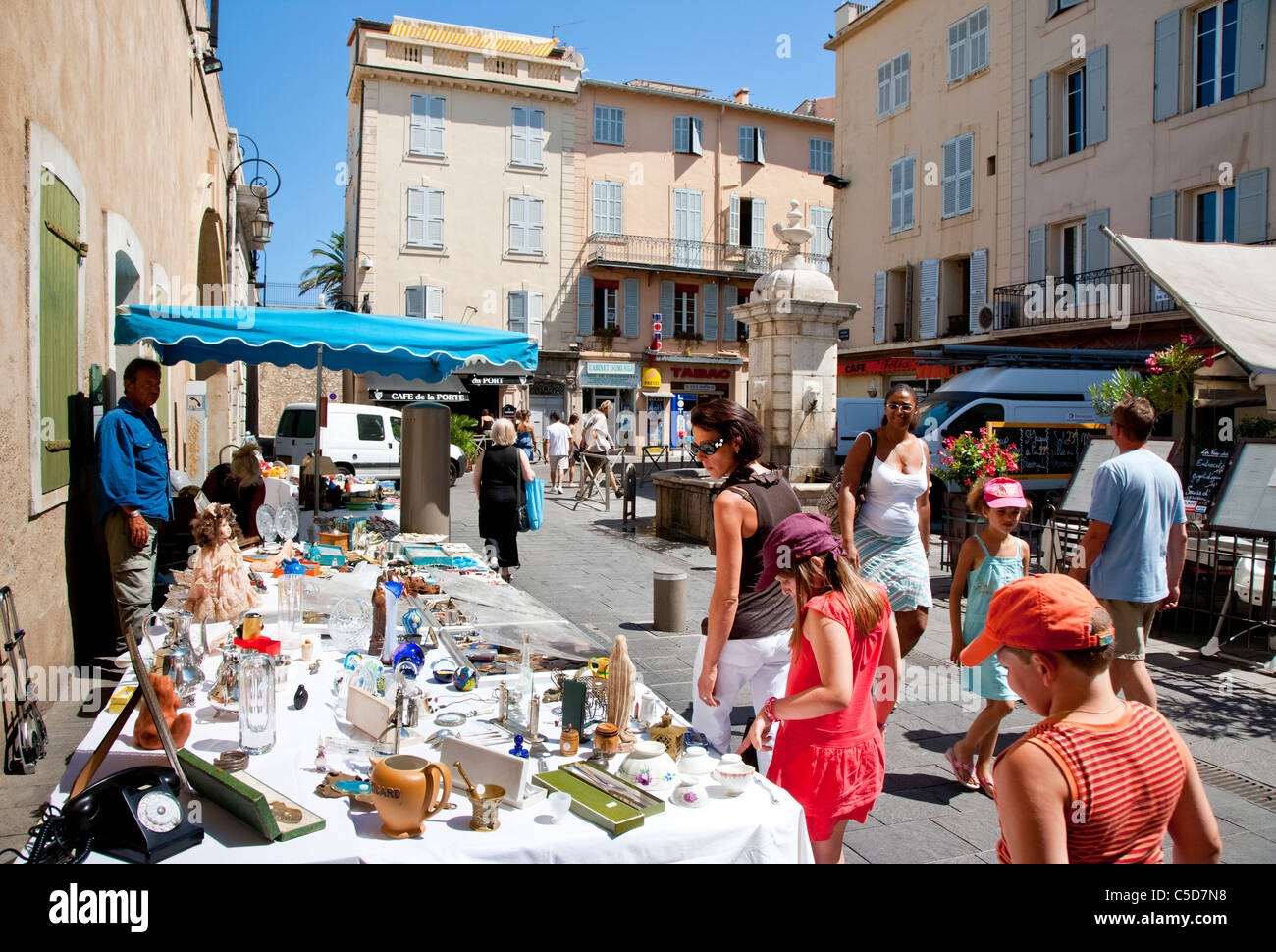 I turisti di esplorazione bancarelle di antiquariato in estate, Antibes, Francia. Foto Stock