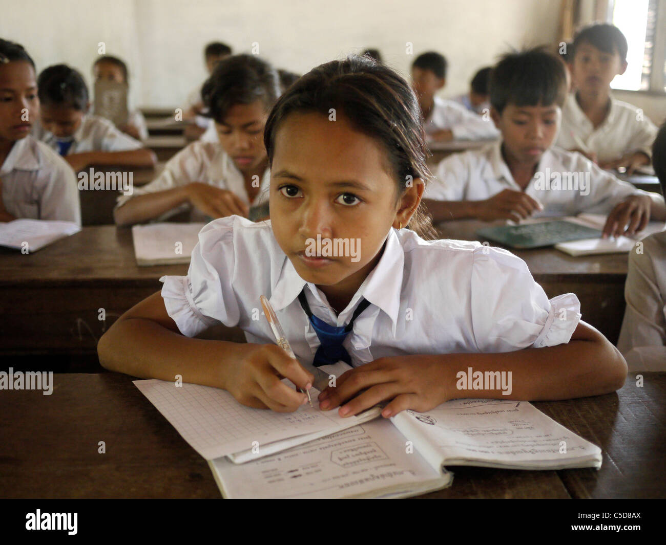 Cambogia Village la scuola primaria. Educazione inclusiva per i sordi, cambogiano di apprendimento della lingua dei segni... Foto Stock