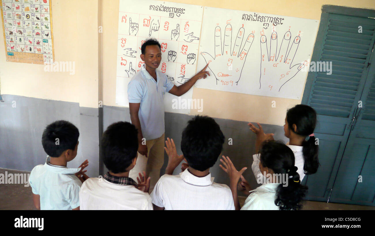 Cambogia Village la scuola primaria. Educazione inclusiva per i sordi, cambogiano di apprendimento della lingua dei segni... Foto Stock