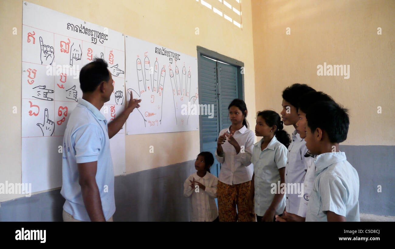 Cambogia Village la scuola primaria. Educazione inclusiva per i sordi, cambogiano di apprendimento della lingua dei segni... Foto Stock