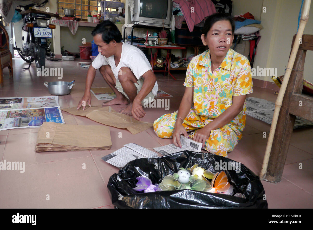 Cambogia HIV+ giovane l artigianato. Donna che mantiene i suoi farmaci anti-retrovirali. Toul Sambo village è una zona di reinsediamento... Foto Stock