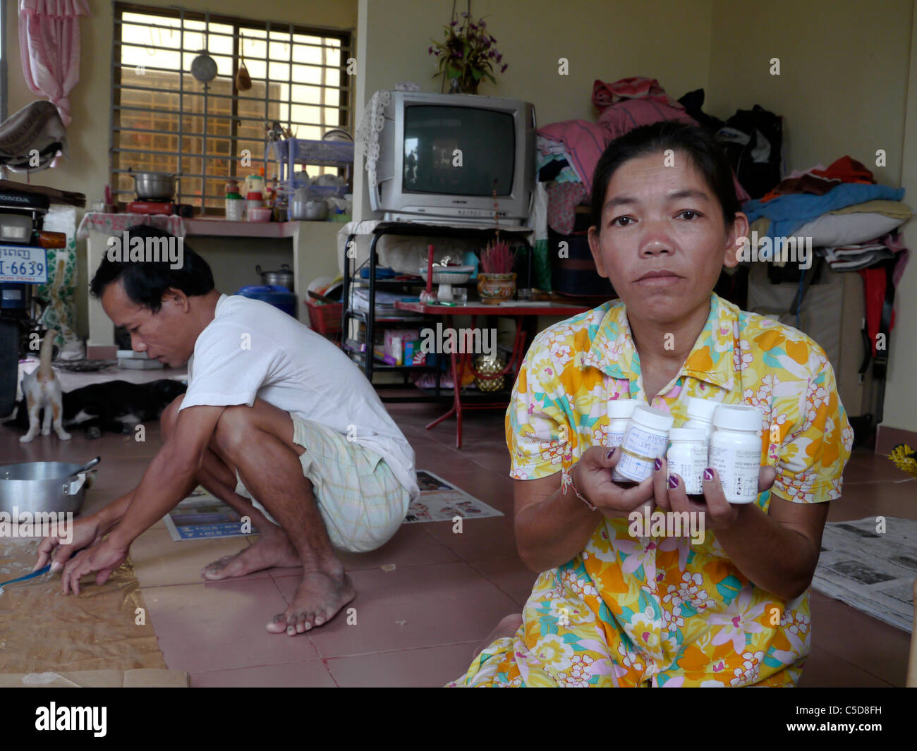 Cambogia HIV+ giovane l artigianato. Donna che mantiene i suoi farmaci anti-retrovirali. Toul Sambo village è una zona di reinsediamento... Foto Stock