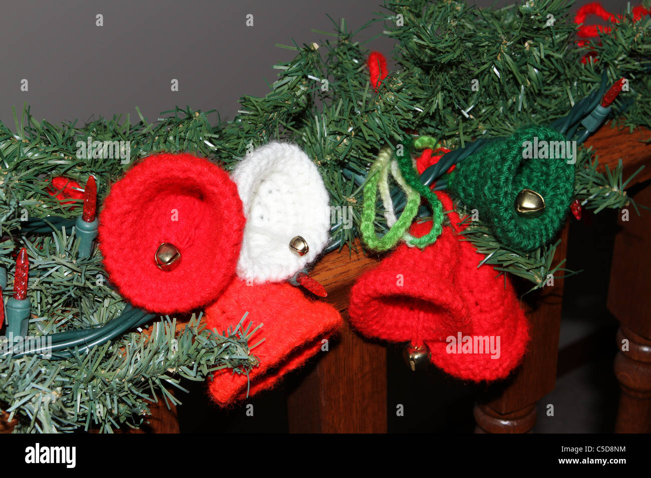 Le decorazioni di Natale Festive feste giocattoli store rosso verde pastori wisemen magi re magi pecore decorano le luci Foto Stock
