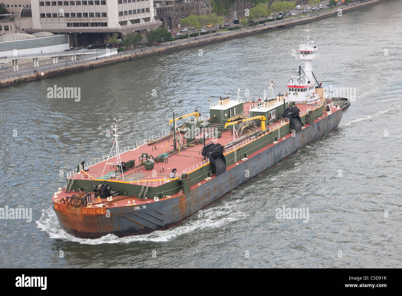 K-trasporto via mare rimorchiatore Viking e chiatta cisterna DBL 76 dirigetevi a sud sull'East River tra Manhattan e Roosevelt Island. Foto Stock