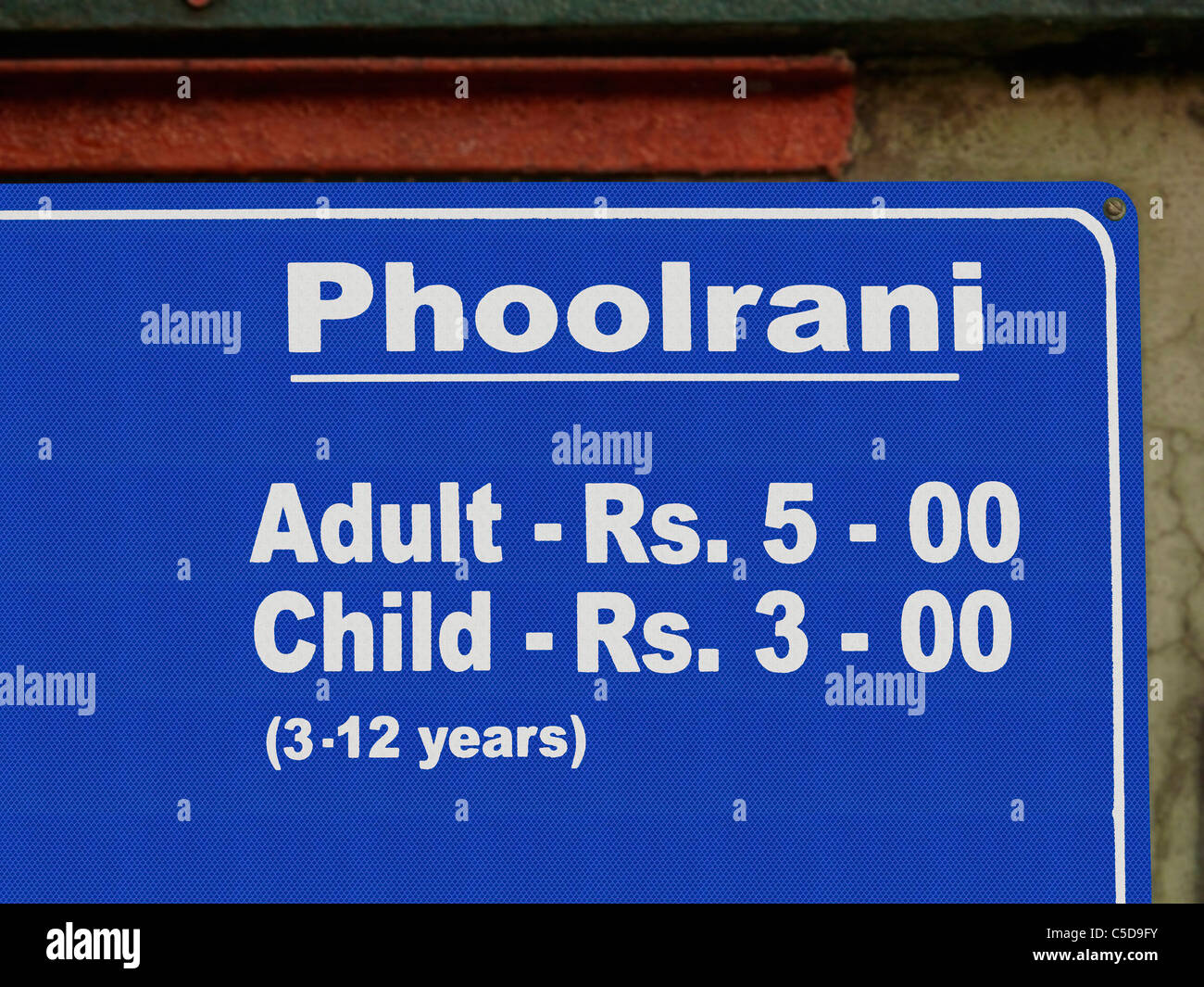 Bacheca mostrando i prezzi dei biglietti per adulti e bambini per i posti a sedere in un treno giocattolo Foto Stock