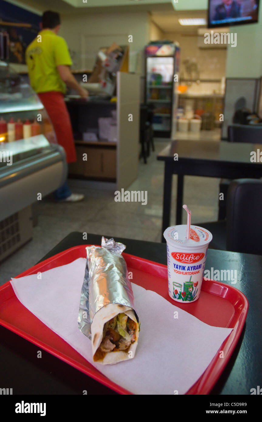 Dürum Döner Kebab rotolo con Ayran jogurt bere Den Haag l'Aia Paesi Bassi Europa Foto Stock