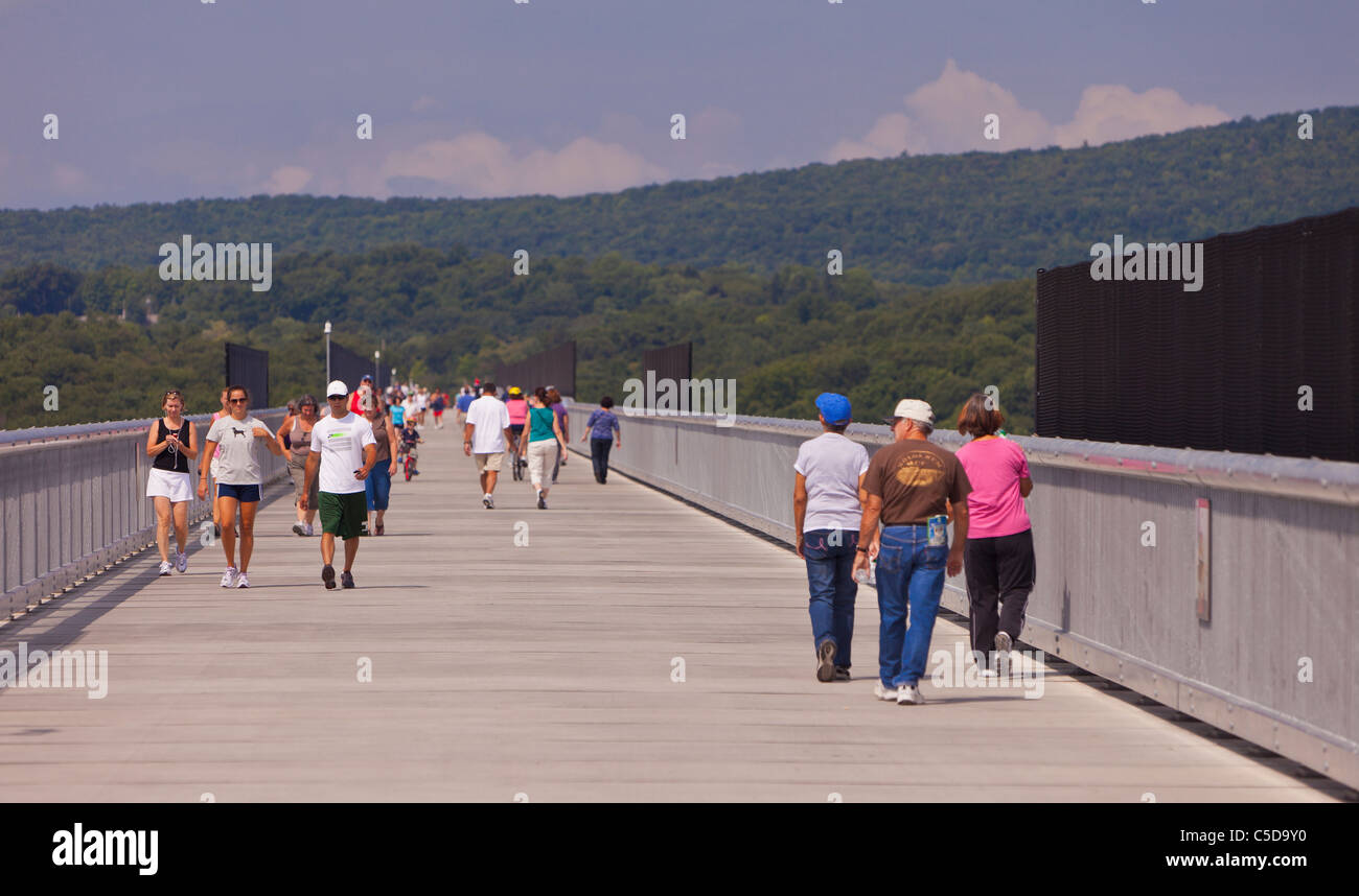 POUGHKEEPSIE, NEW YORK, Stati Uniti d'America - Persone a passerella su Hudson parco statale, un convertito ponte ferroviario. Foto Stock