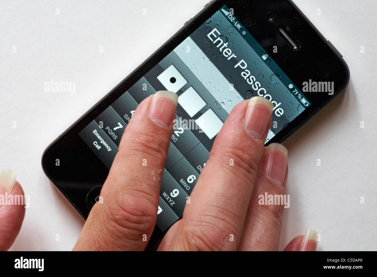 Inserimento del codice d'accesso in iPhone 4 iphone4 impostato su sfondo bianco, luglio 2011 Foto Stock
