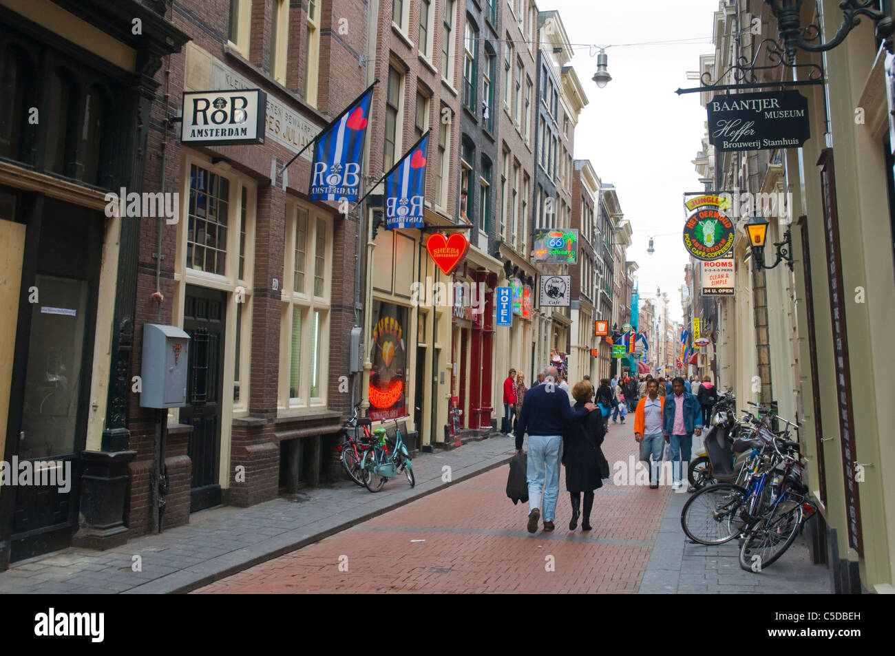 Warmoerstraat nel cuore del quartiere a luci rosse di Amsterdam Paesi Bassi Europa Foto Stock