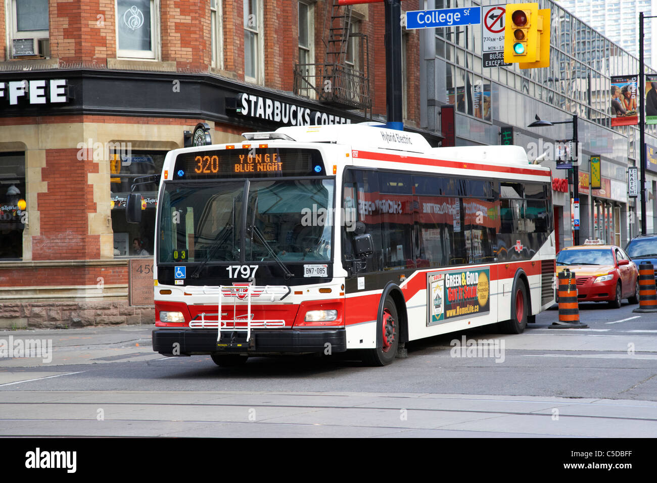 Toronto sistema ibrido ttc bus elettrico con anteriore portabiciclette ontario canada Foto Stock