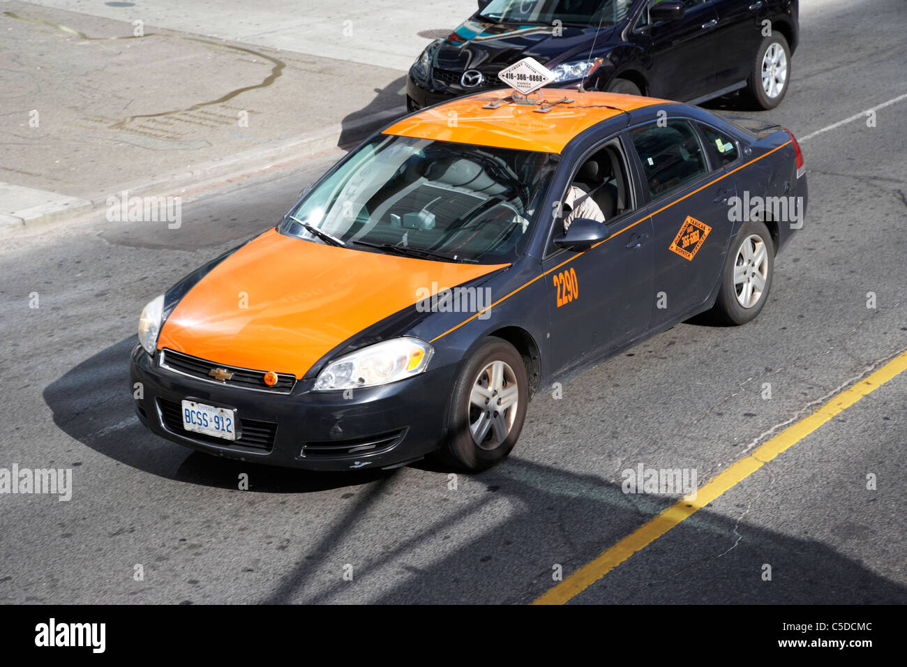 Diamond taxi la guida verso il basso street nel centro di cabina toronto ontario canada Foto Stock