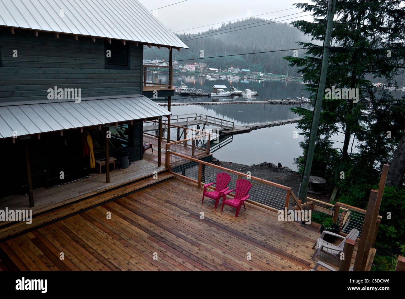 Terrazza solarium al sport lodge di pesca sul bagnato piovosa mattinata miserabile Walters isola suono Kyuquot BC Foto Stock