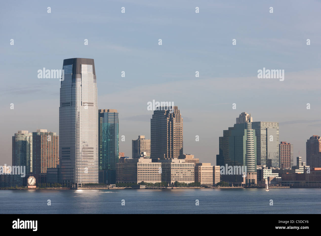 La Goldman Sachs e torre orologio Colgate-Palmolive insieme ad altri edifici dello skyline della città di Jersey, New Jersey. Foto Stock