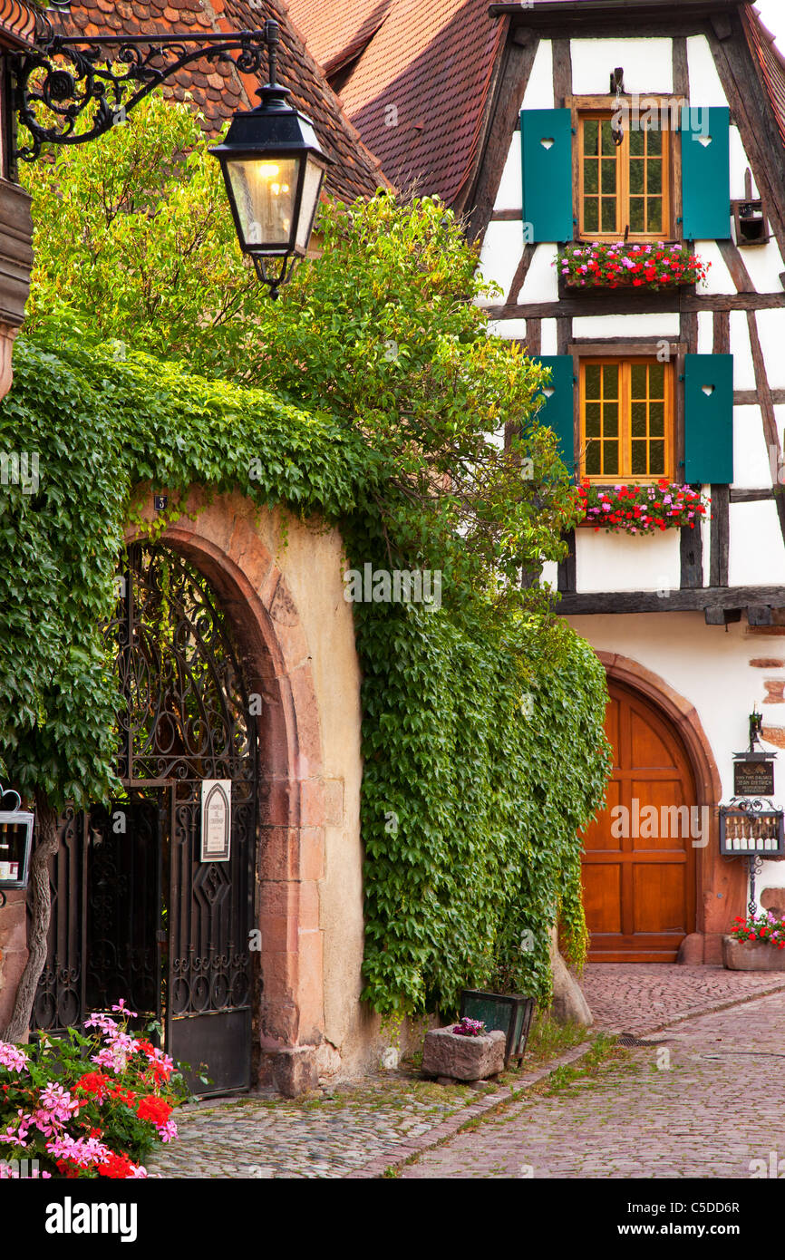 Village Street scene in Kaysersberg lungo la strada del vino Alsaziano Haut-Rhin Francia Foto Stock