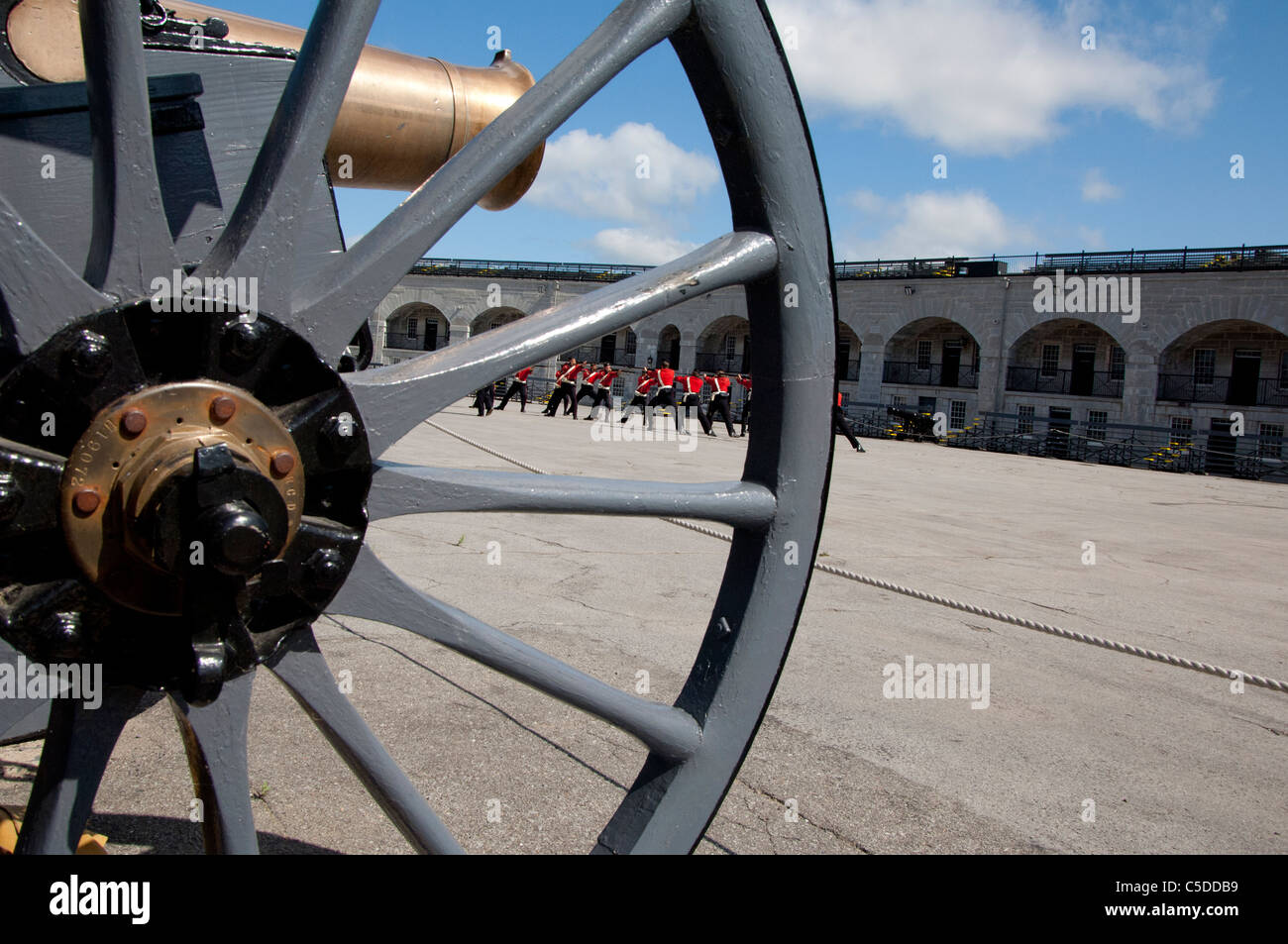 In Ontario, Canada, Kingston. Fort Henry, National Historic Site, l'UNESCO. Rievocazione storica i soldati in vendemmia 1867 uniformi. Foto Stock