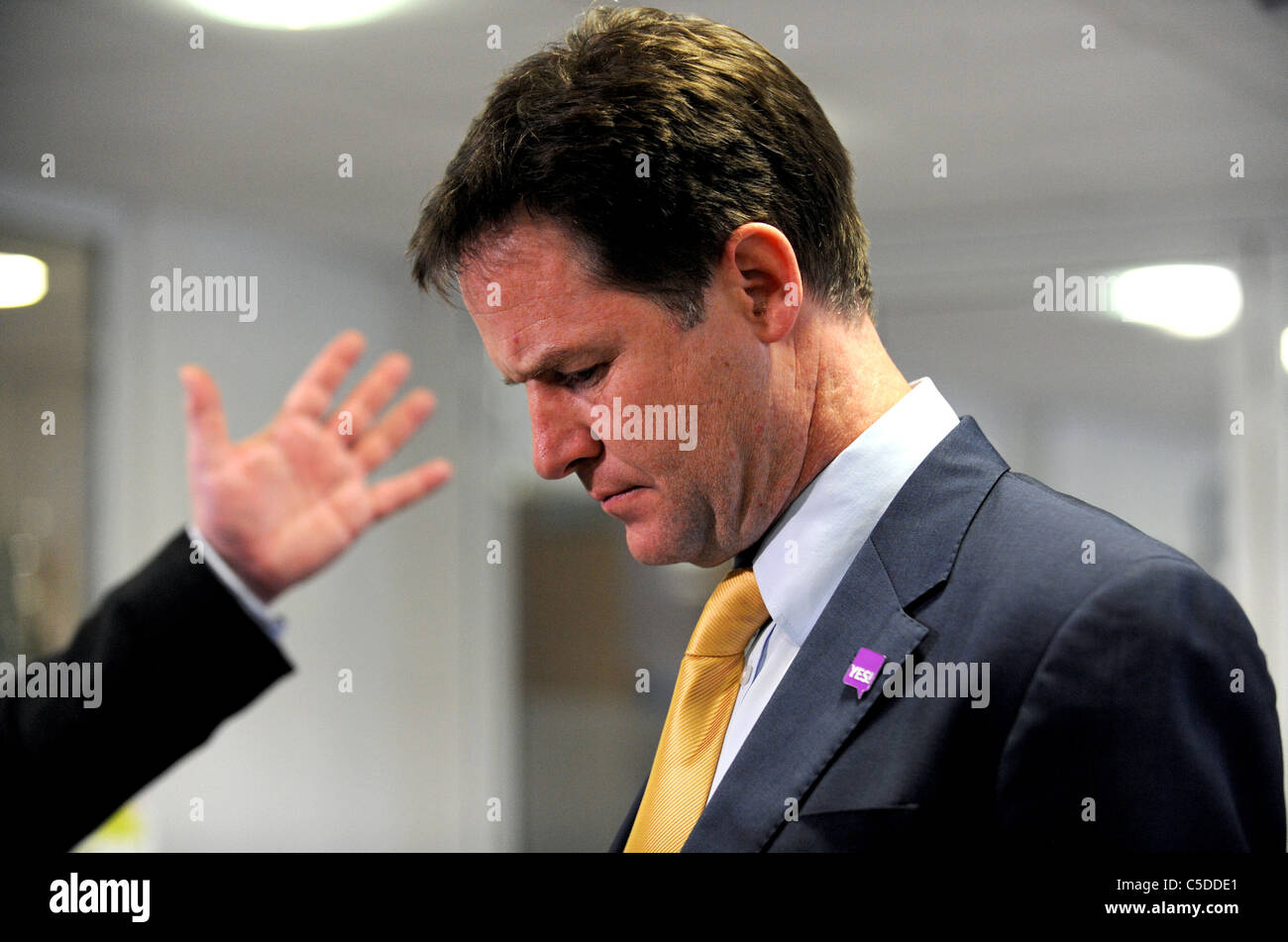Una mano appare come il suo circa a schiaffo il Vice Primo Ministro Nick Clegg durante una visita a quella di Newhaven Enterprise Centre Foto Stock