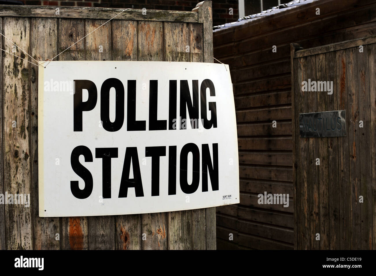 Consiglio locale Elezioni 2011 - una stazione di polling firmare al di fuori di una scuola di Brighton Foto Stock