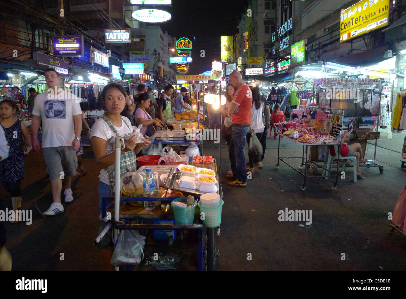 Thailandia Khao San Road, Bangkok. Bilancio area turistica. Cucina di strada in stallo. Foto di Sean Sprague Foto Stock