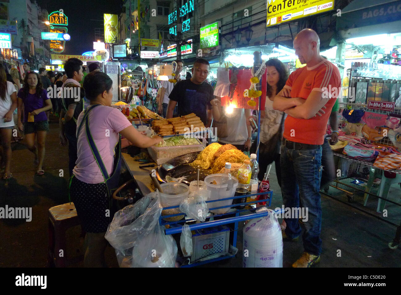 Thailandia Khao San Road, Bangkok. Bilancio area turistica. Cucina di strada in stallo. Foto di Sean Sprague Foto Stock