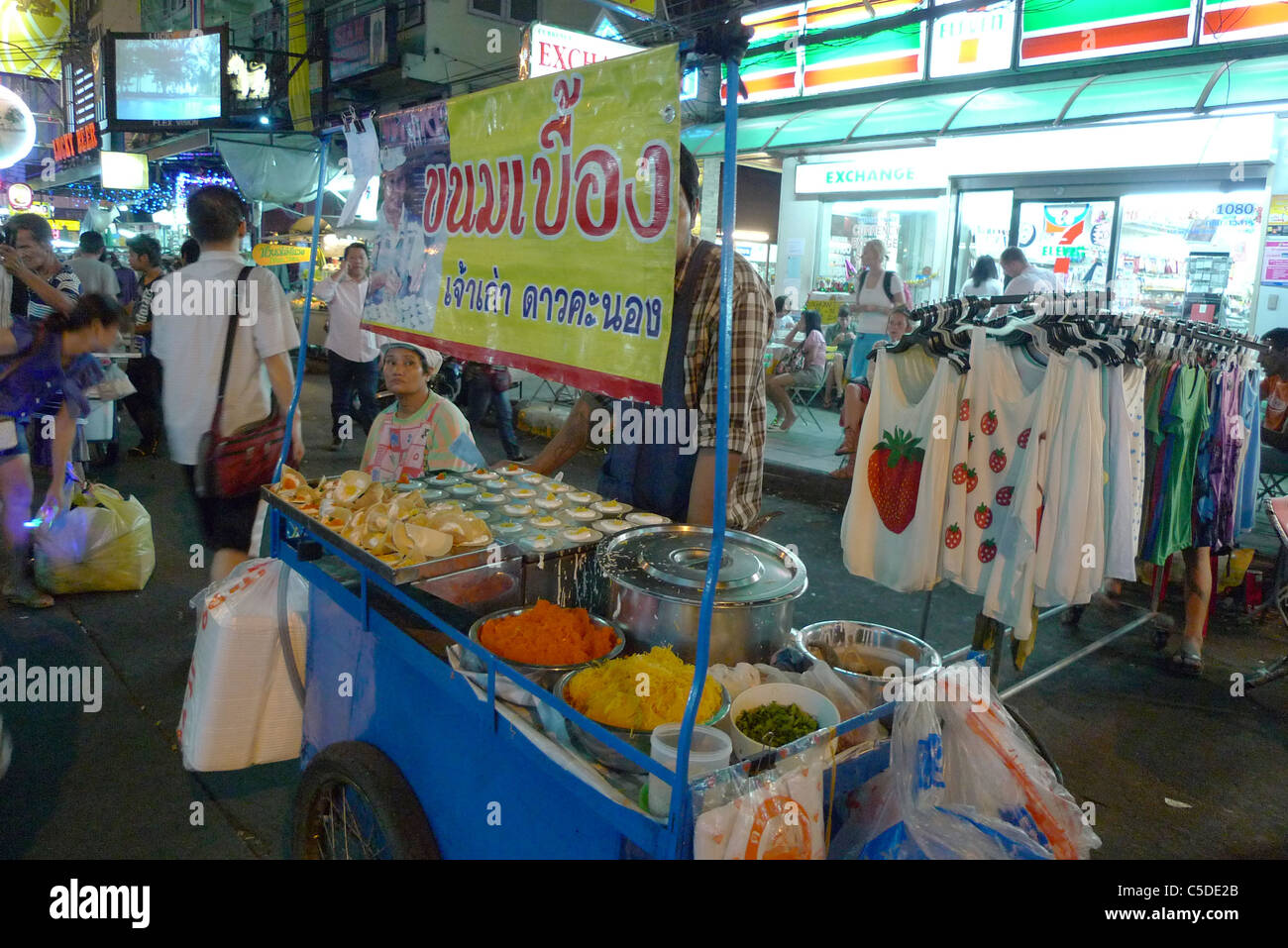 Thailandia Khao San Road, Bangkok. Bilancio area turistica. Cucina di strada in stallo. Foto di Sean Sprague Foto Stock