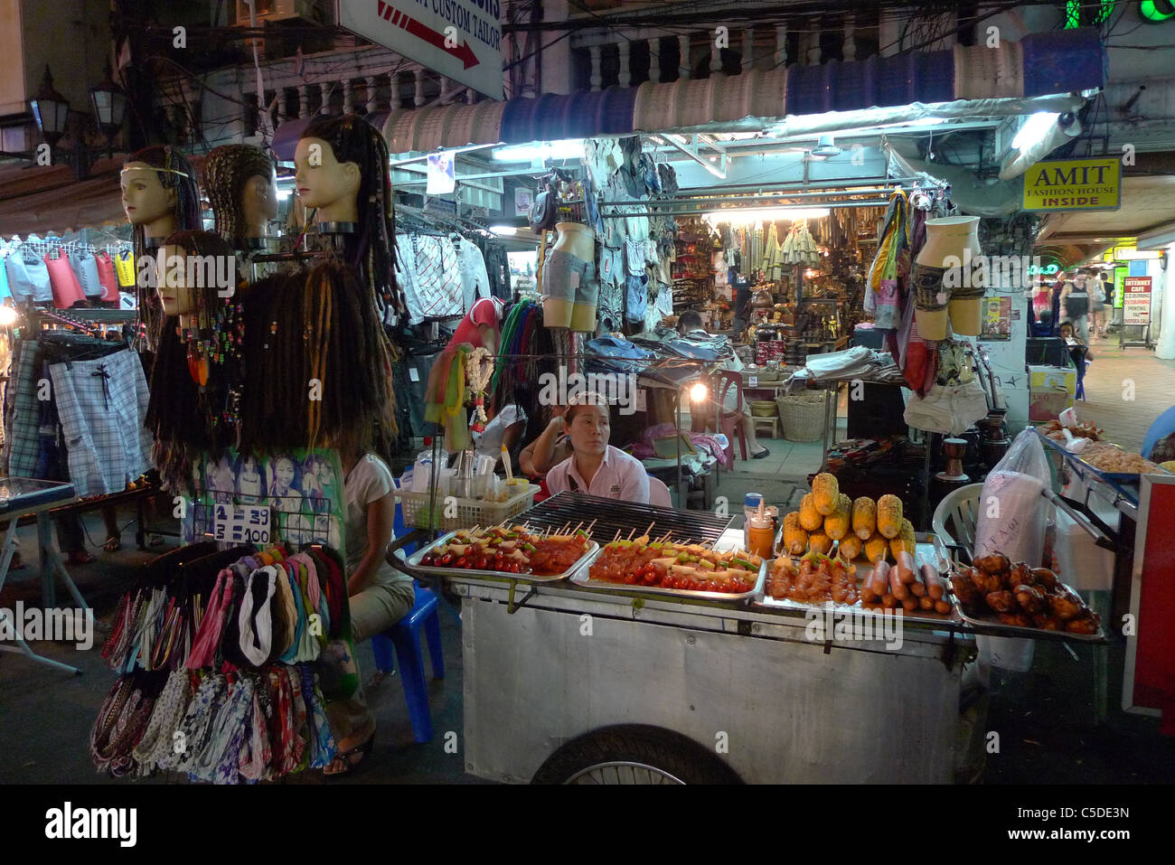 Thailandia Khao San Road, Bangkok. Bilancio area turistica. Cucina di strada. Foto di Sean Sprague Foto Stock