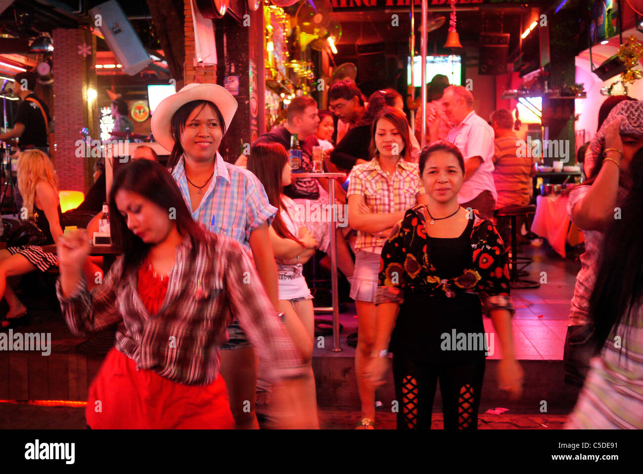 Thailandia, Pattaya beach resort e centro per il turismo sessuale. Prostitute al di fuori di un bar. Foto di Sean Sprague Foto Stock